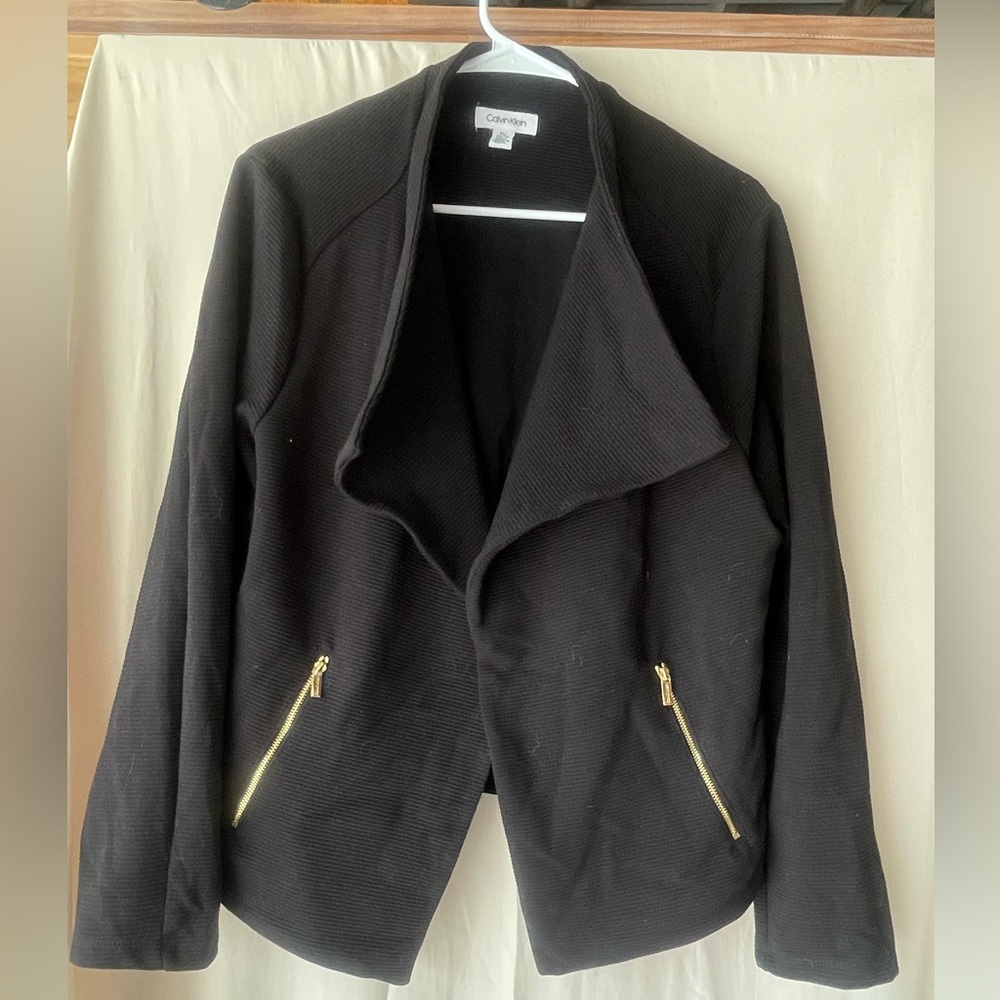 Calvin Klein Black Blazer with Dramatic Lapels and Modern Styling